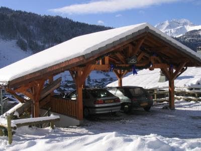 Parking couvert privé au-dessus du chalet Roc Soleil.